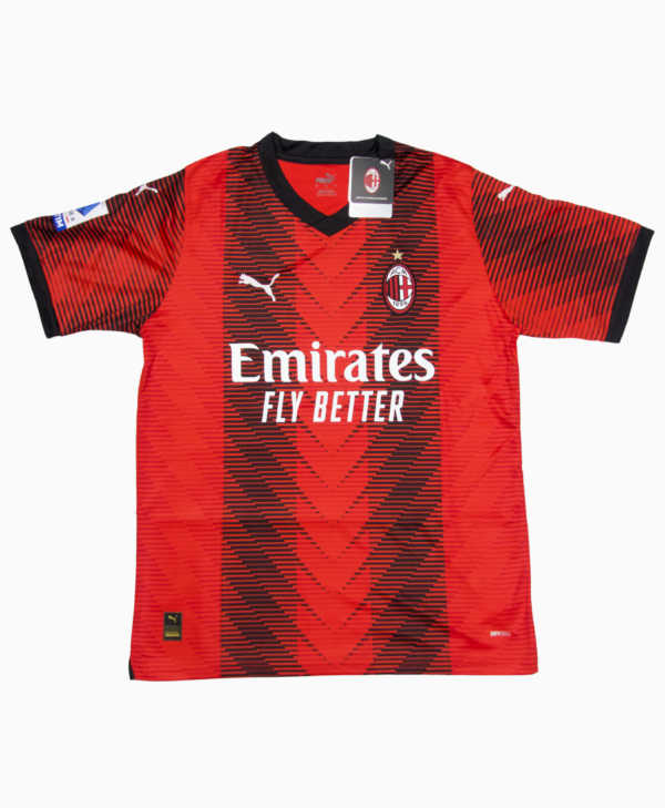 Imagen de la camiseta de fútbol del AC Milan de la temporada 2023-2024, en color rojo con rayas negras.