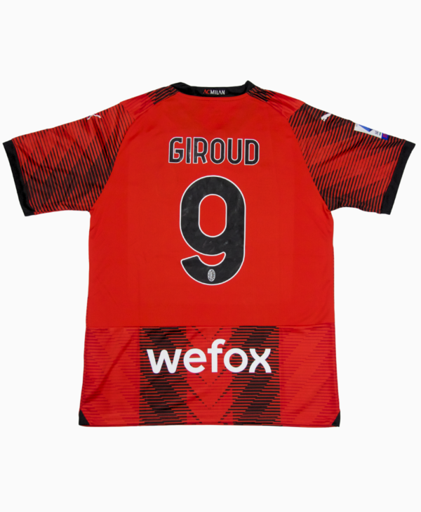 Imagen de la parte trasera de la camiseta de fútbol del AC Milan de la temporada 2023-2024, con el jugador Olivier Giroud.