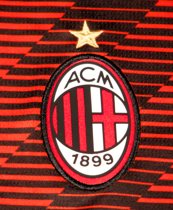 Imagen del escudo del AC Milan, estampado en la camiseta de fútbol del equipo para la temporada 2023-2024.