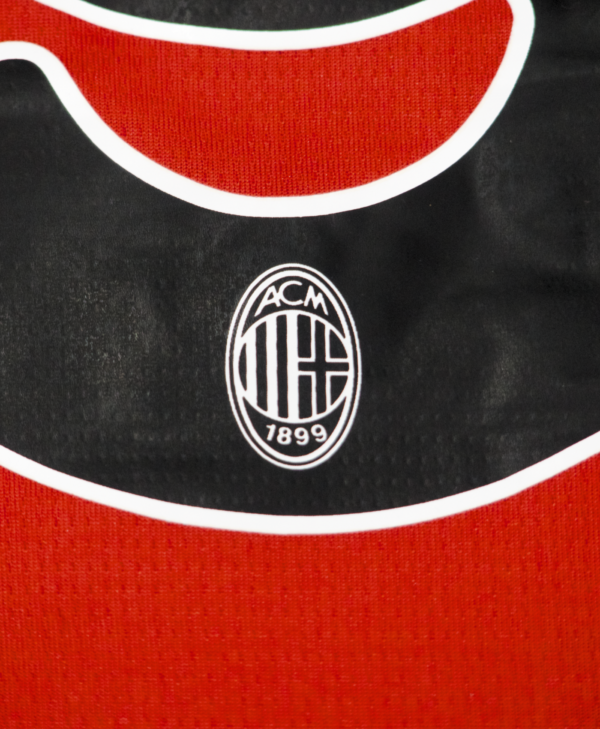 Imagen del detalle del número de jugador con el escudo del AC Milan, estampado en la camiseta de fútbol del equipo para la temporada 2023-2024.