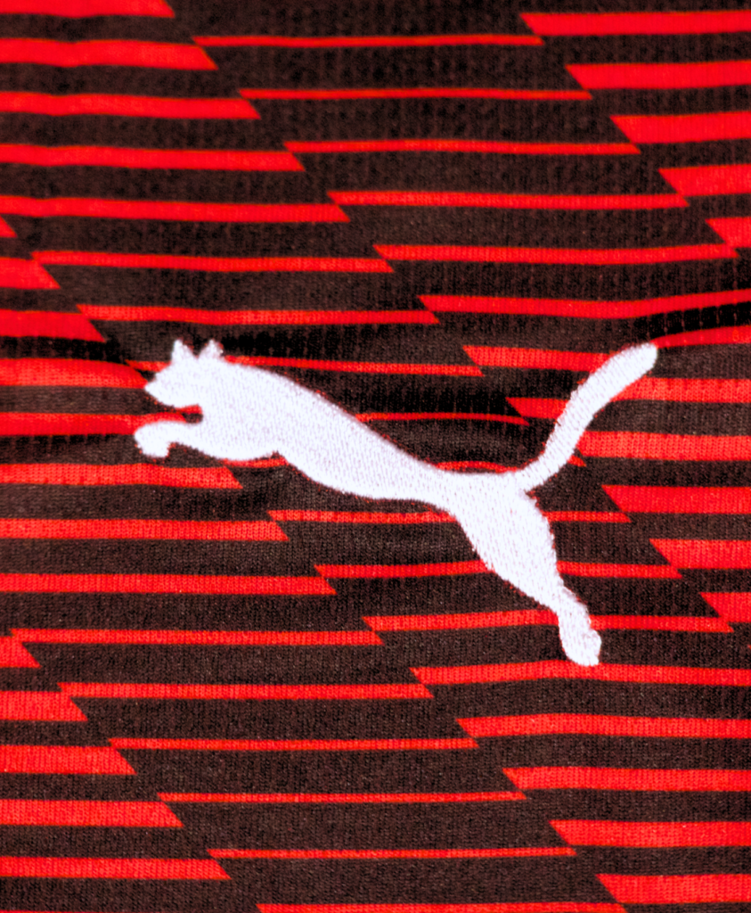 Imagen del logo de Puma, estampado en la camiseta de fútbol del AC Milan de la temporada 2023-2024.