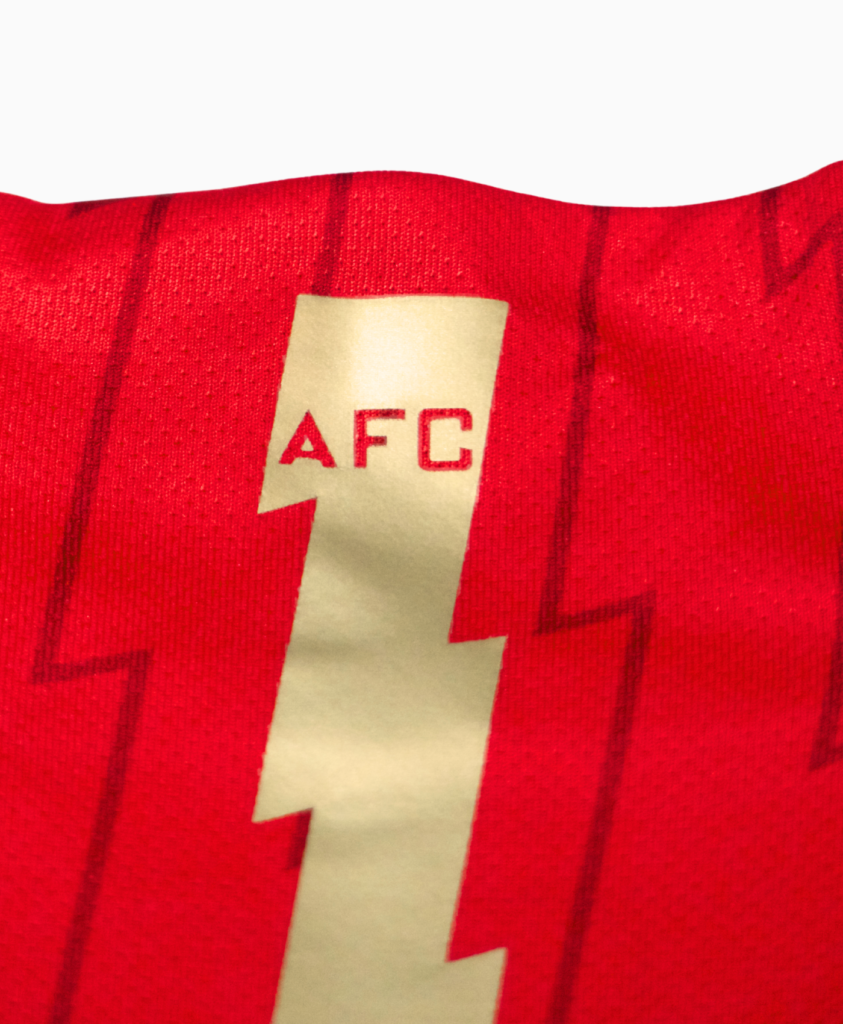 Imagen del detalle del cuello de la camiseta de local del Arsenal de la temporada 2023-2024.