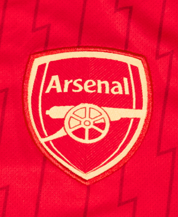 Imagen del detalle del escudo del Arsenal en la camiseta de local de la temporada 2023-2024.