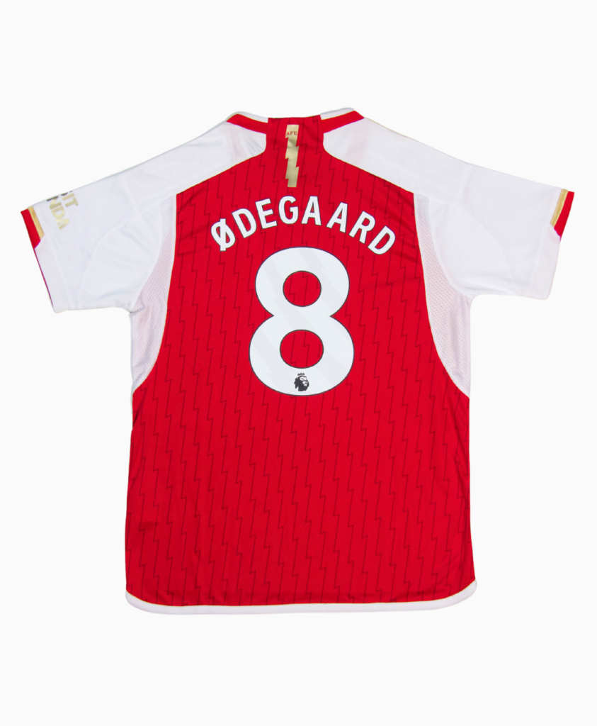 Imagen de la camiseta de local del Arsenal de la temporada 2023-2024, vista trasera, con el jugador Martin Odegaard.