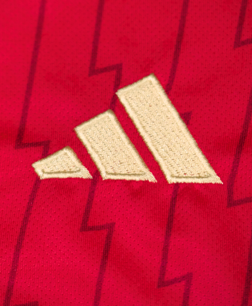 Imagen del detalle del logo de Adidas en la camiseta de local del Arsenal de la temporada 2023-2024.