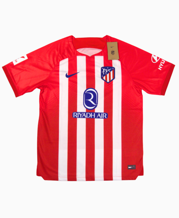 Imagen de la camiseta de local del Atlético de Madrid de la temporada 2023-2024.