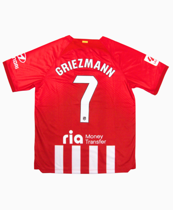 Imagen de la camiseta de local del Atlético de Madrid de la temporada 2023-2024, con el jugador Antoine Griezmann.