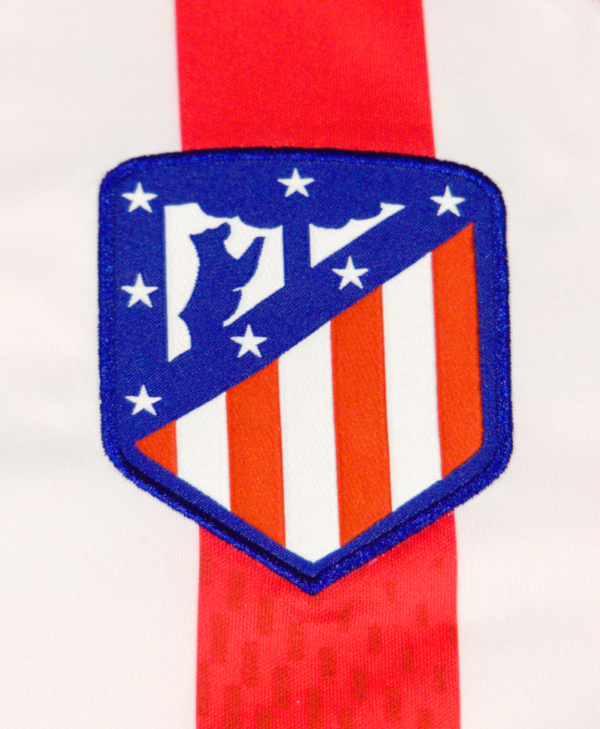 Imagen del detalle del escudo del Atlético de Madrid en la camiseta de local de la temporada 2023-2024.