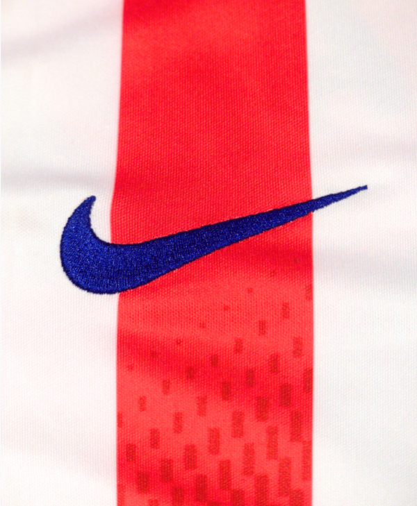 Imagen del detalle del símbolo de Nike en la camiseta local del Atlético de Madrid para la temporada 2023-2024.