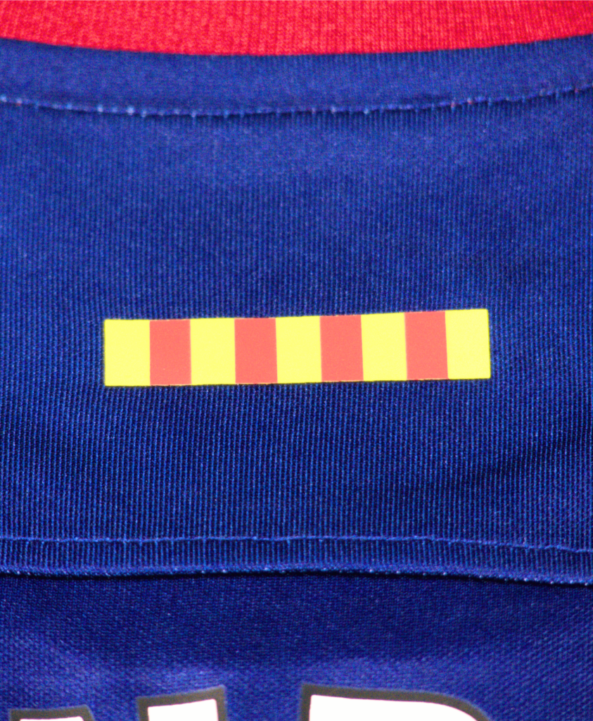 Detalle de la bandera de Cataluña en la camiseta de fútbol del Barcelona de la temporada 2023-2024.