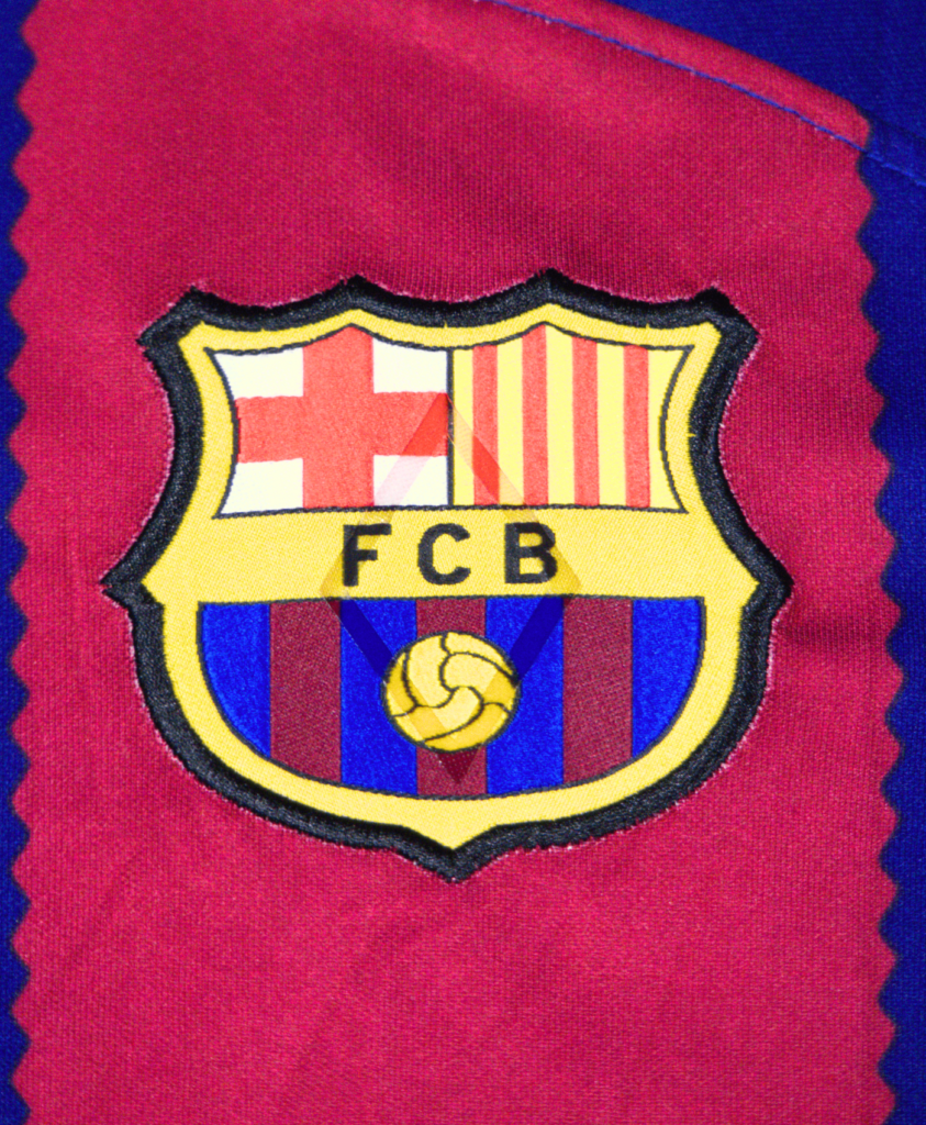 Detalle del escudo de la camiseta de fútbol del Barcelona de la temporada 2023-2024.