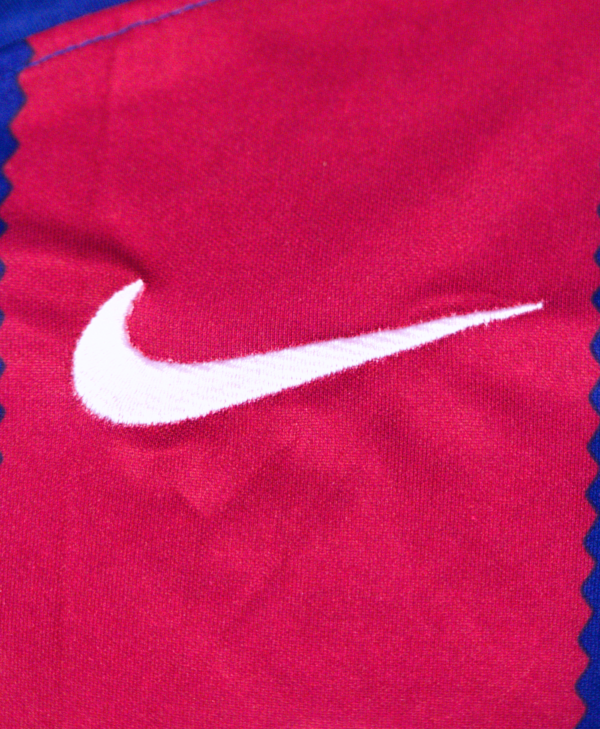 Detalle del logo de Nike en la camiseta de fútbol del Barcelona de la temporada 2023-2024.