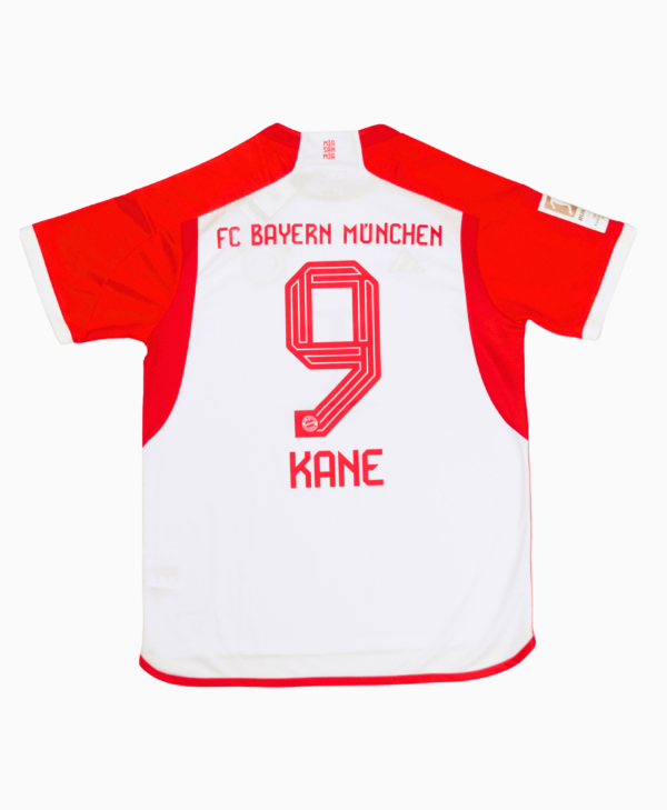 Imagen de la camiseta de local del Bayern de Múnich de la temporada 2023-2024, vista posterior, con el jugador Harry Kane.