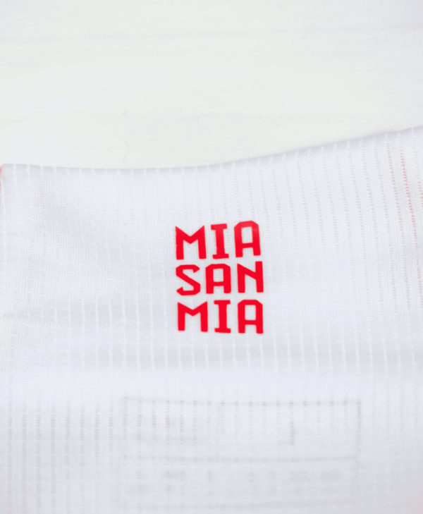 Imagen del detalle del cuello que dice MIA SAN MIA en la camiseta del Bayern de Múnich de la temporada 2023-2024.