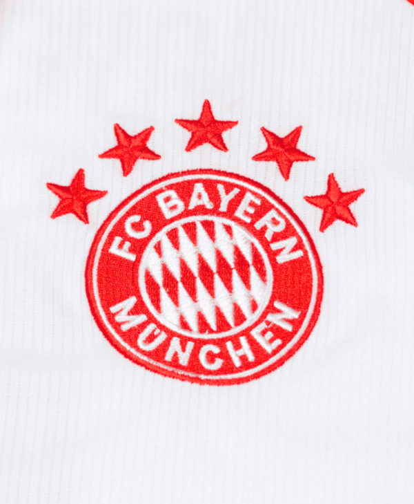 Imagen del detalle del escudo del Bayern de Múnich de la temporada 2023-2024.