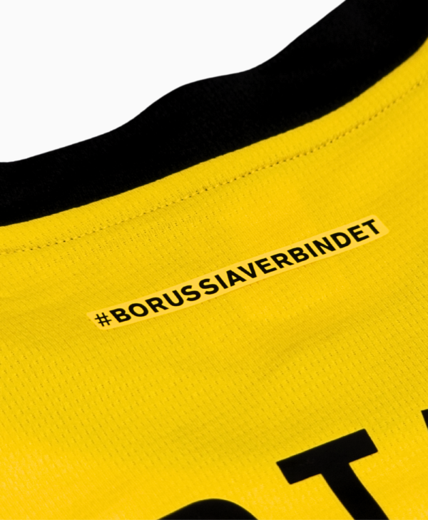 magen del detalle en la parte trasera de la camiseta local del Borussia Dortmund para la temporada 2023-2024, con el texto "#BORUSSIAVERBINDET".