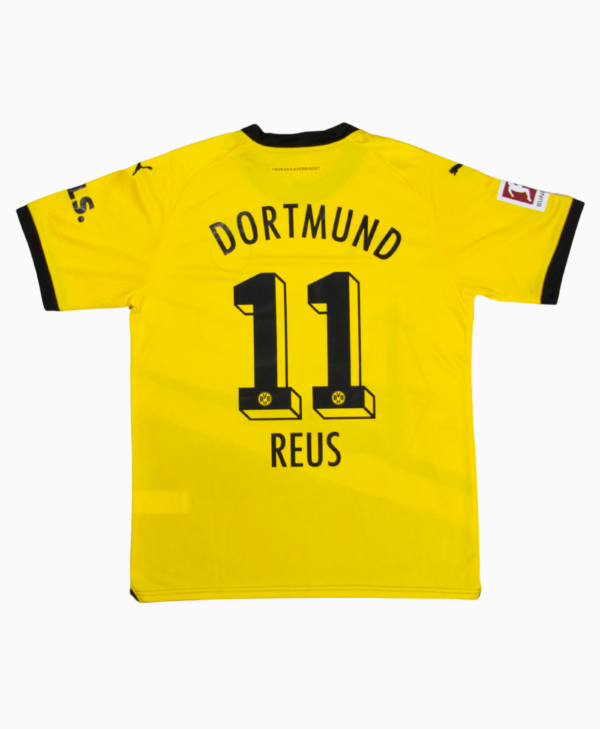 Imagen de la camiseta local del Borussia Dortmund para la temporada 2023-2024, vista trasera, con el jugador Marco Reus.