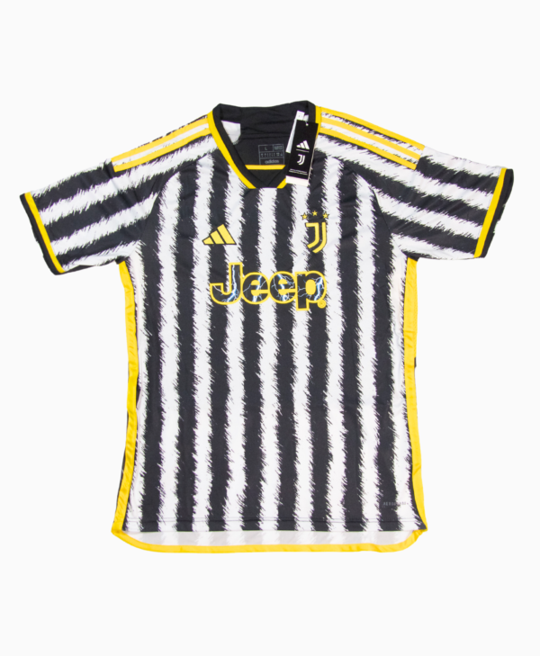 Imagen de la camiseta local de la Juventus para la temporada 2023-2024, vista frontal.