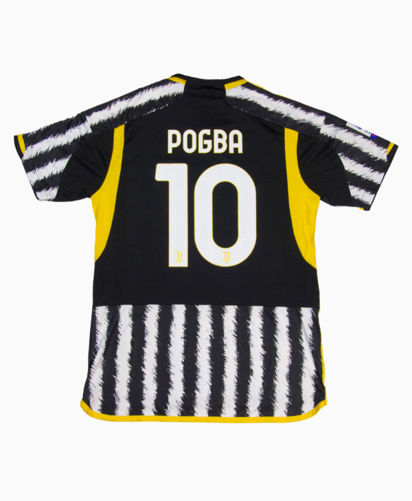 Imagen de la camiseta local de la Juventus para la temporada 2023-2024, vista trasera, con el jugador Paul Pogba.