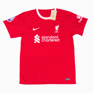 Imagen de la camiseta local del Liverpool para la temporada 2023-2024, vista frontal.