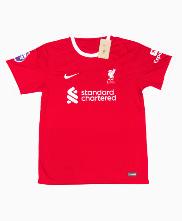 Imagen de la camiseta local del Liverpool para la temporada 2023-2024, vista frontal.