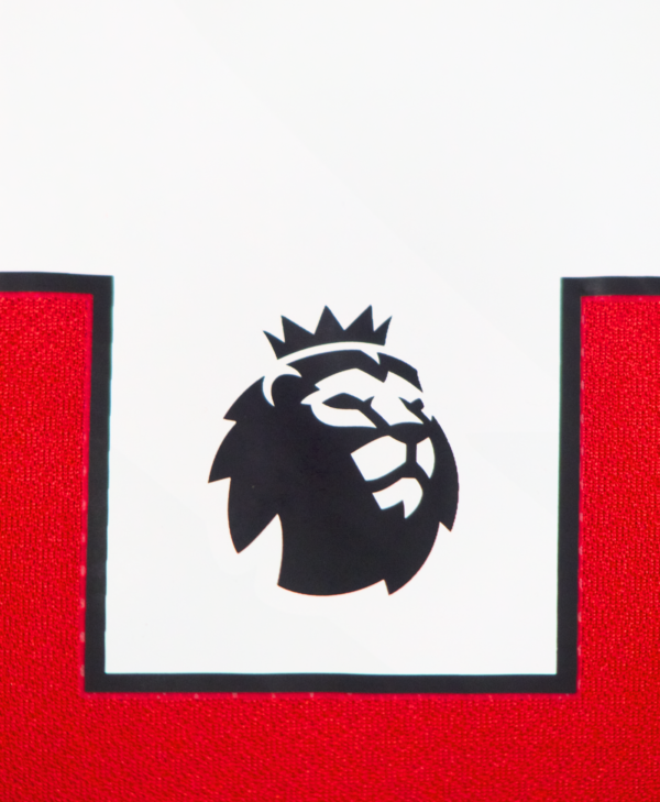 Imagen del icono de la Premier League en el número de la camiseta local del Liverpool para la temporada 2023-2024.