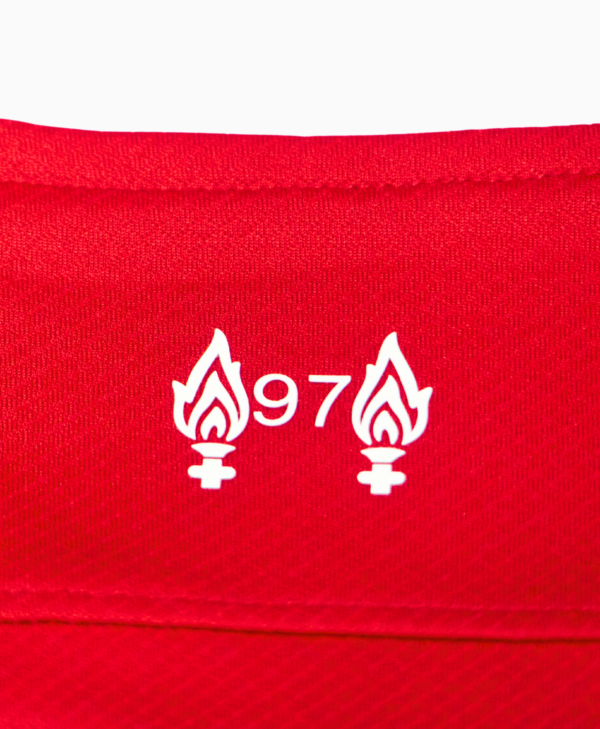 Imagen de los iconos en el cuello de la camiseta local del Liverpool para la temporada 2023-2024.