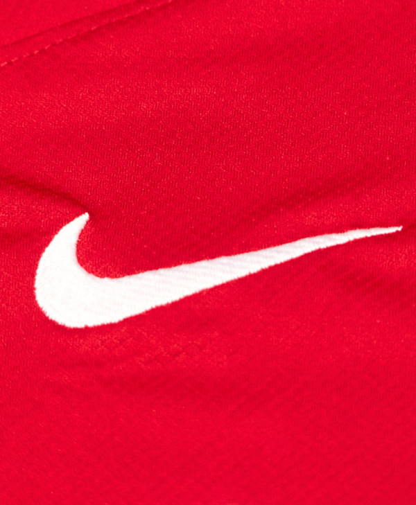 Imagen de un zoom en el detalle del icono de Nike en la camiseta local del Liverpool para la temporada 2023-2024.