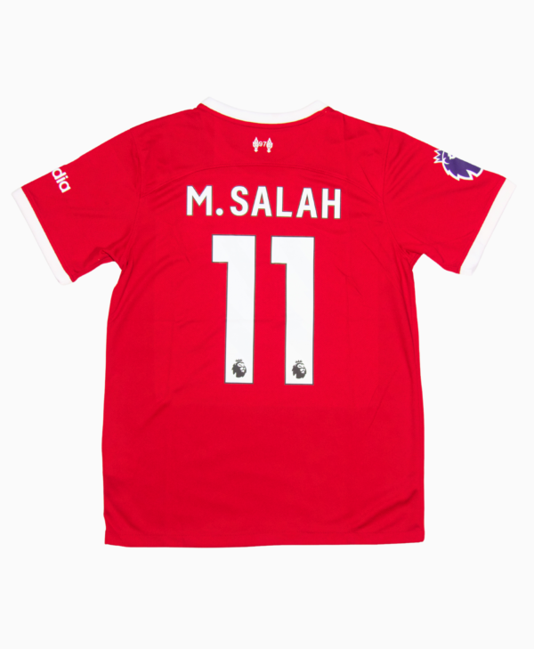 Imagen de la camiseta local del Liverpool para la temporada 2023-2024, vista trasera, con el jugador Mohamed Salah.