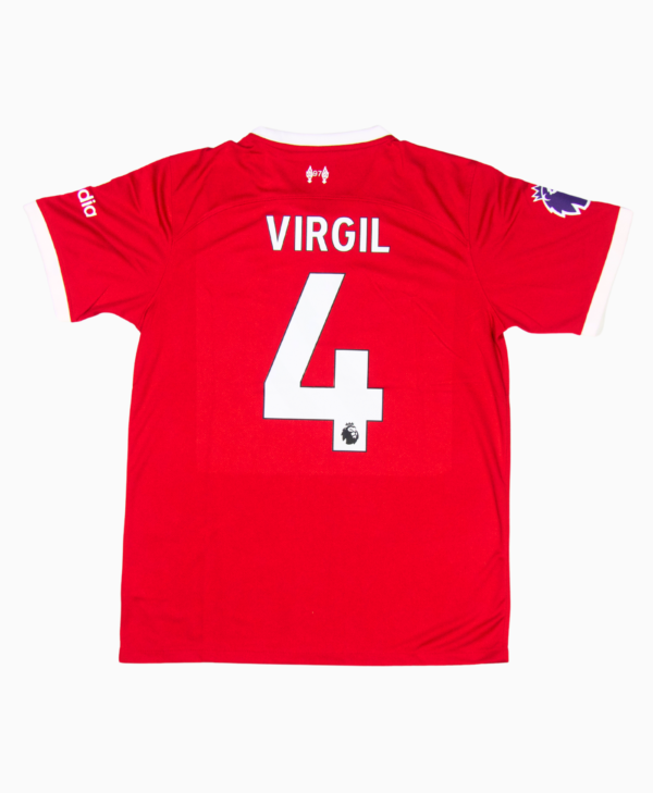 Imagen de la camiseta local del Liverpool para la temporada 2023-2024, vista trasera, con el jugador Virgil van Dijk.