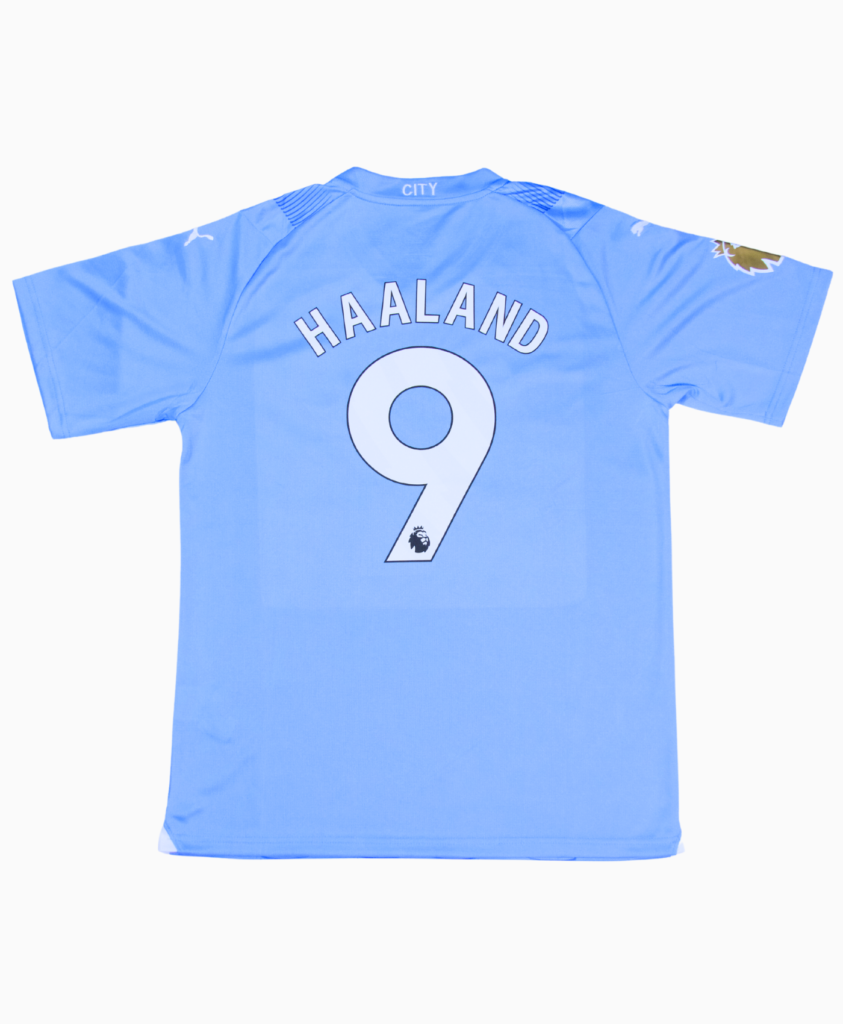 Imagen de la parte trasera de la camiseta local del Manchester City para la temporada 2023-2024, con el jugador Haaland.