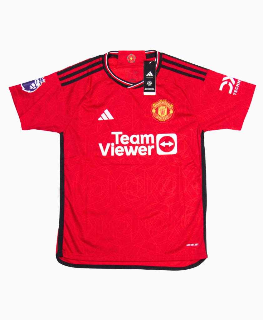 Imagen de la camiseta local del Manchester United para la temporada 2023-2024, vista frontal.