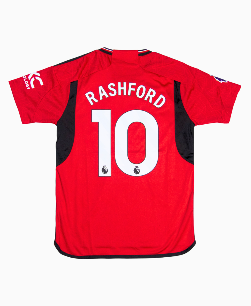 Imagen de la camiseta local del Manchester United para la temporada 2023-2024, vista trasera, con el jugador Marcus Rashford.