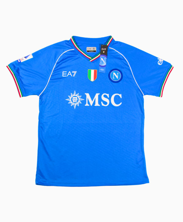 Imagen de la camiseta local del Napoli para la temporada 2023-2024.