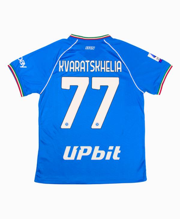 Imagen de la parte trasera de la camiseta local del Napoli para la temporada 2023-2024, con el jugador Kvaratskhelia.