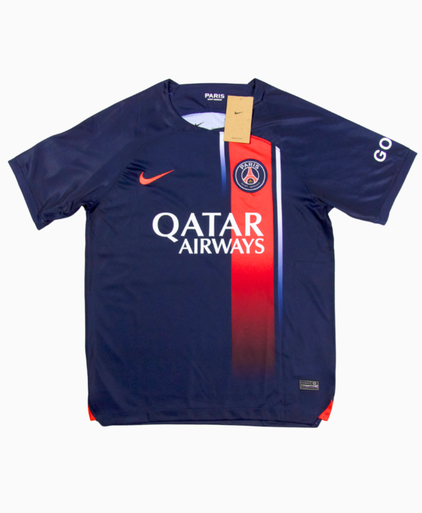 Imagen de la camiseta local del PSG para la temporada 2023-2024, vista frontal.