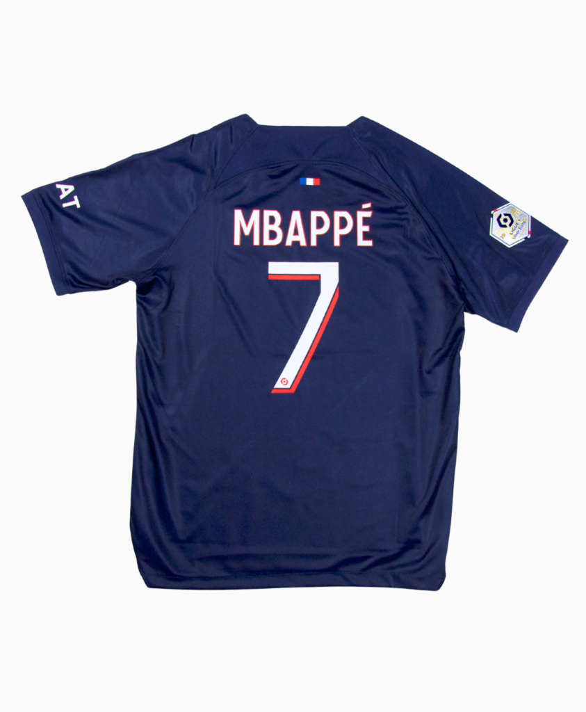 Imagen de la camiseta local del PSG para la temporada 2023-2024, vista trasera, con el jugador Kylian Mbappé.