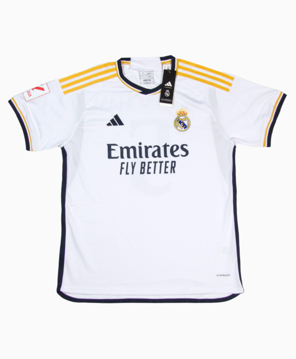 Imagen de la camiseta local del Real Madrid para la temporada 2023-2024, vista frontal.