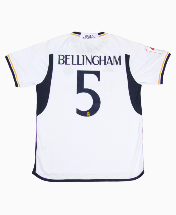 Imagen de la camiseta local del Real Madrid para la temporada 2023-2024, vista trasera, con el jugador Jude Bellingham.