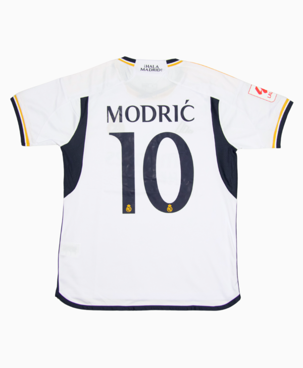 Imagen de la camiseta local del Real Madrid para la temporada 2023-2024, vista trasera, con el jugador Luka Modrić.