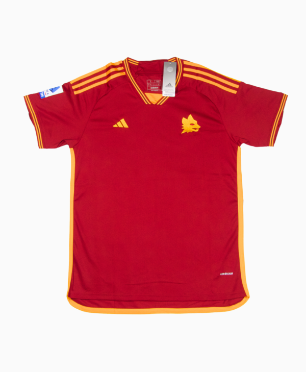 Imagen de la camiseta local de la Roma para la temporada 2023-2024, vista frontal.