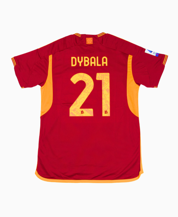 Imagen de la camiseta local de la Roma para la temporada 2023-2024, vista trasera, con el jugador Paulo Dybala.