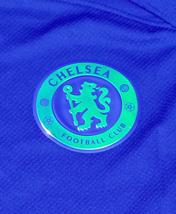 Imagen del detalle del escudo del Chelsea de la temporada 2023-2024.