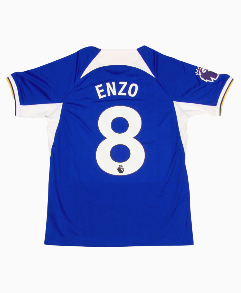 Imagen de la camiseta local del Chelsea de la temporada 2023-2024 con el jugador Enzo.