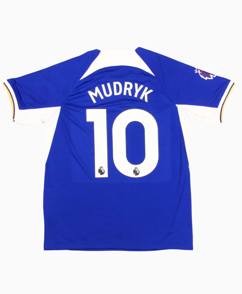 Imagen de la camiseta local del Chelsea de la temporada 2023-2024 con el jugador Mudryk.