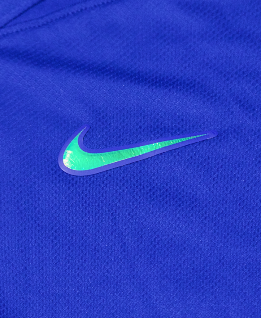 Imagen del detalle del símbolo de Nike en la camiseta del Chelsea de la temporada 2023-2024.