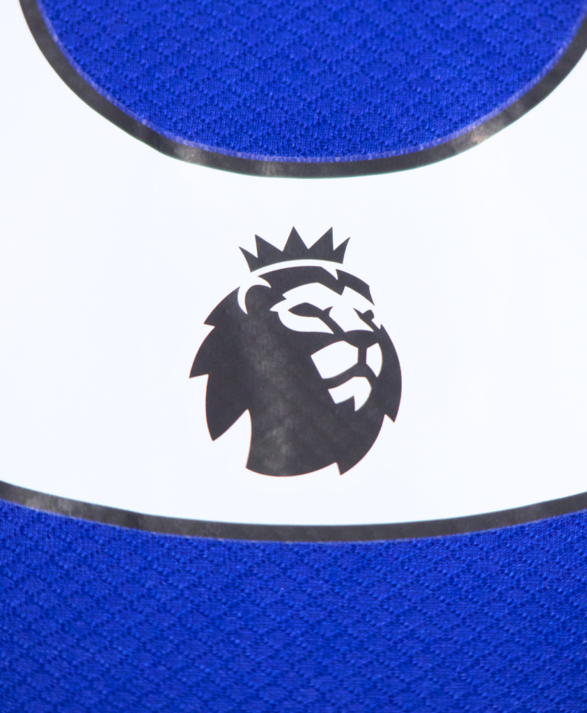 Imagen del detalle del icono de la Premier League en el número de la camiseta del Chelsea de la temporada 2023-2024.