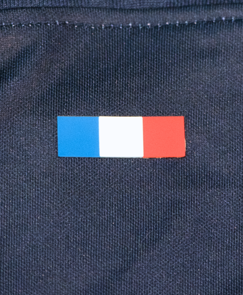 Imagen de un detalle de la bandera francesa en el cuello de la camiseta del Paris Saint-Germain para la temporada 2023-2024.