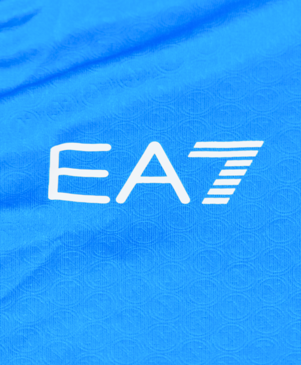 Imagen de un detalle de la camiseta Napoli de EA7 para la temporada 2023-2024.