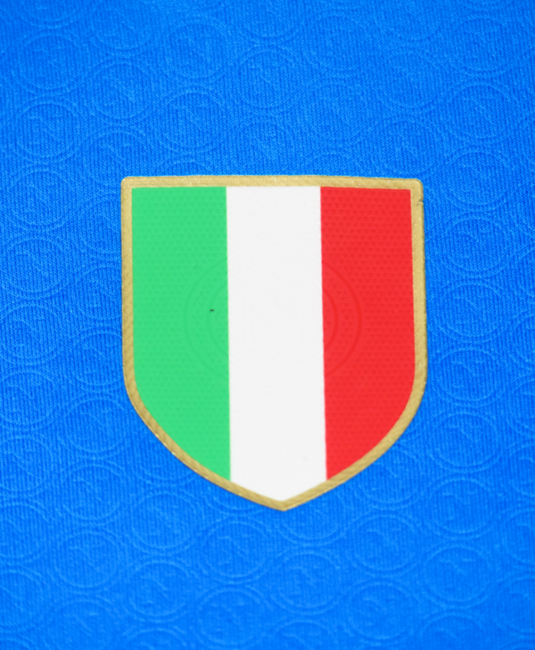 Imagen de un detalle del escudo de la bandera italiana en la camiseta Napoli para la temporada 2023-2024.